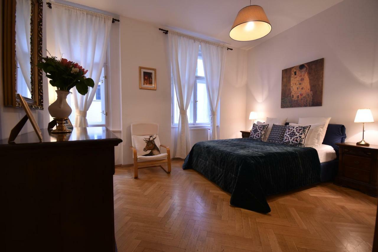 Cozy Flat By The Astronomical Clock Lejlighed Prag Eksteriør billede
