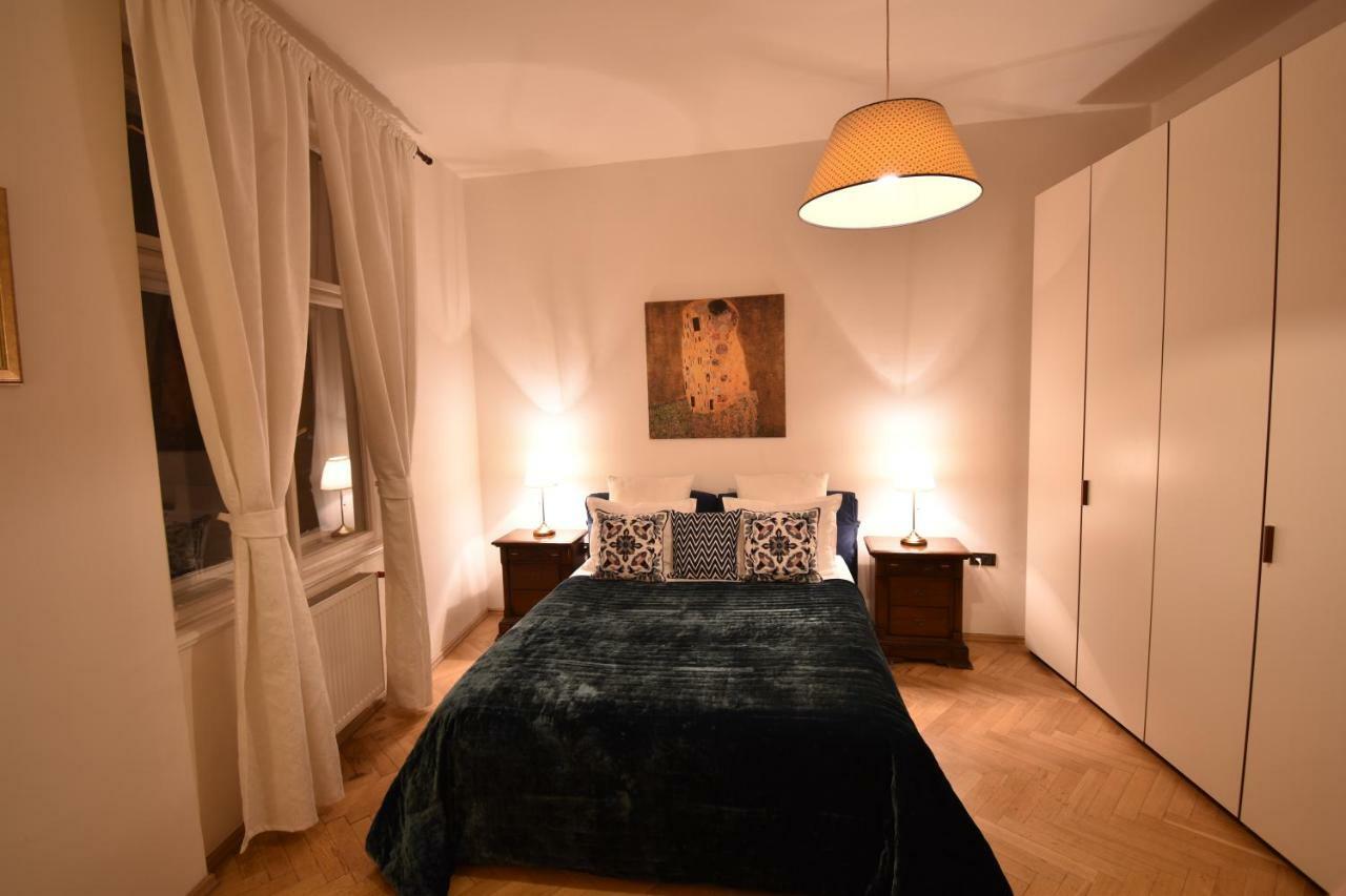 Cozy Flat By The Astronomical Clock Lejlighed Prag Eksteriør billede
