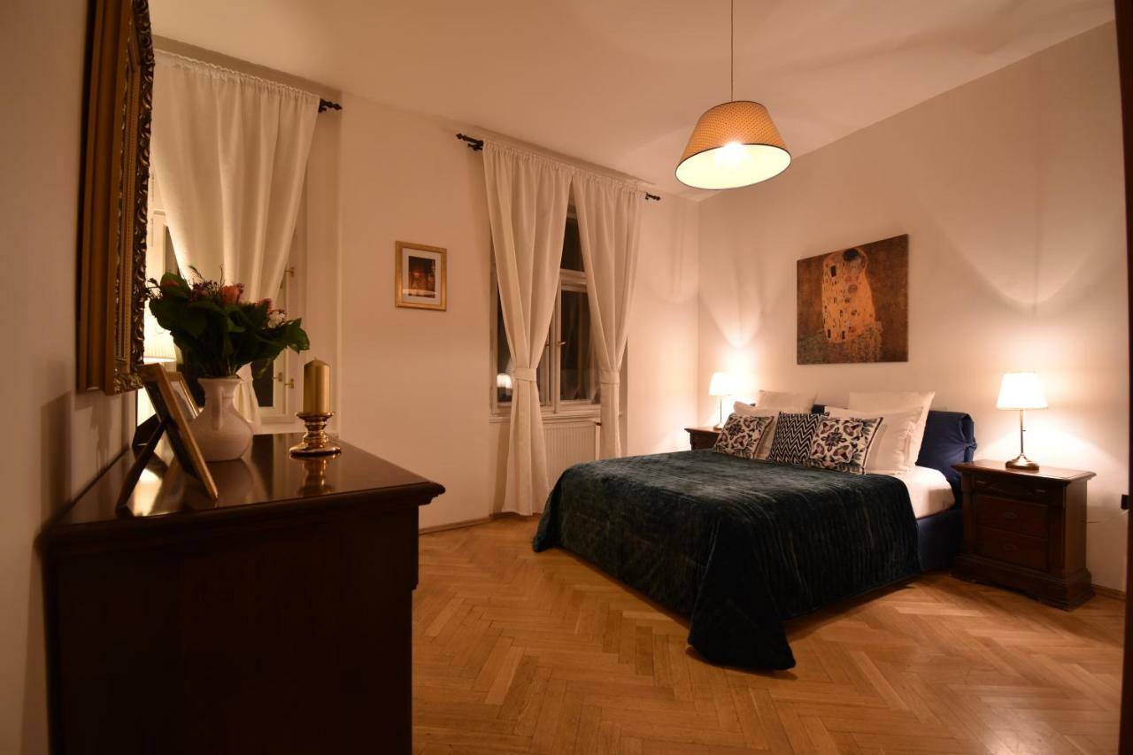 Cozy Flat By The Astronomical Clock Lejlighed Prag Eksteriør billede