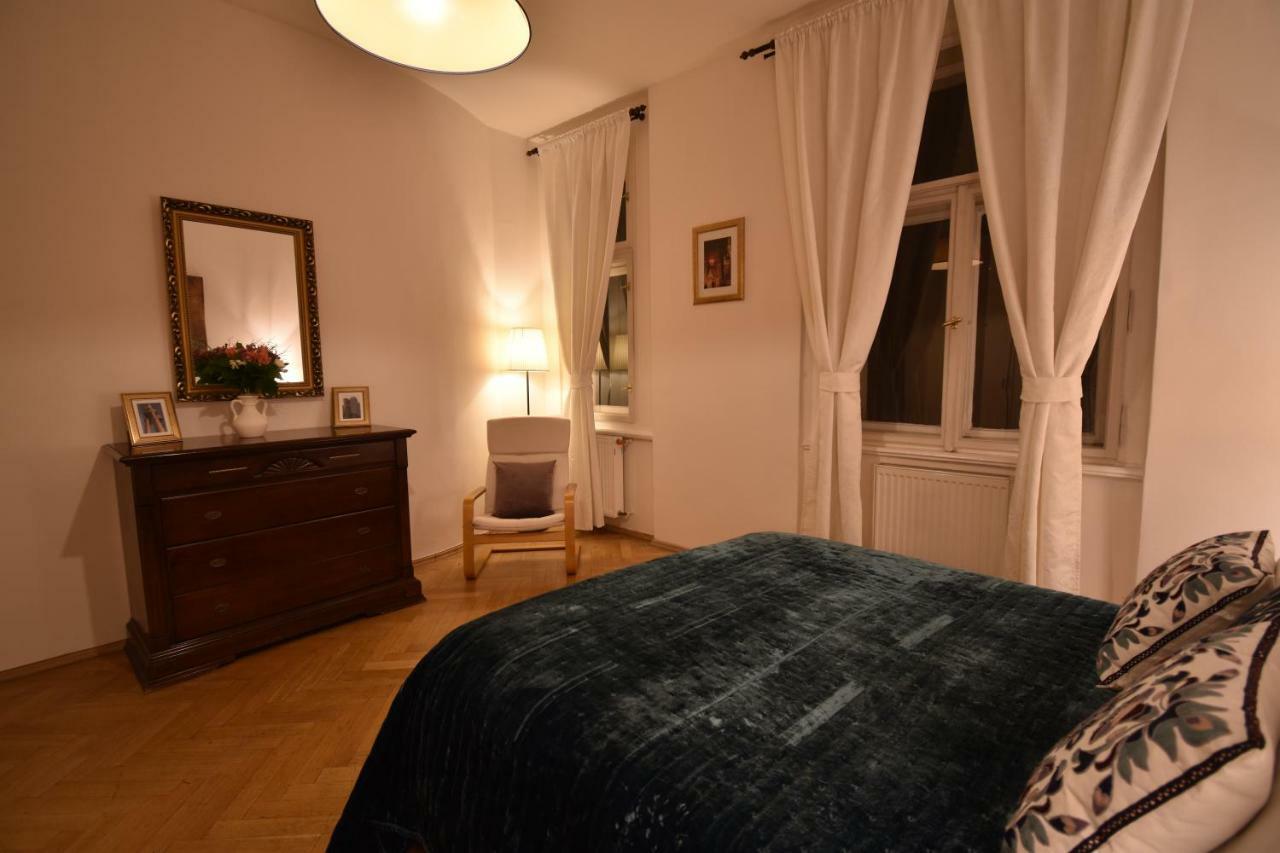 Cozy Flat By The Astronomical Clock Lejlighed Prag Eksteriør billede